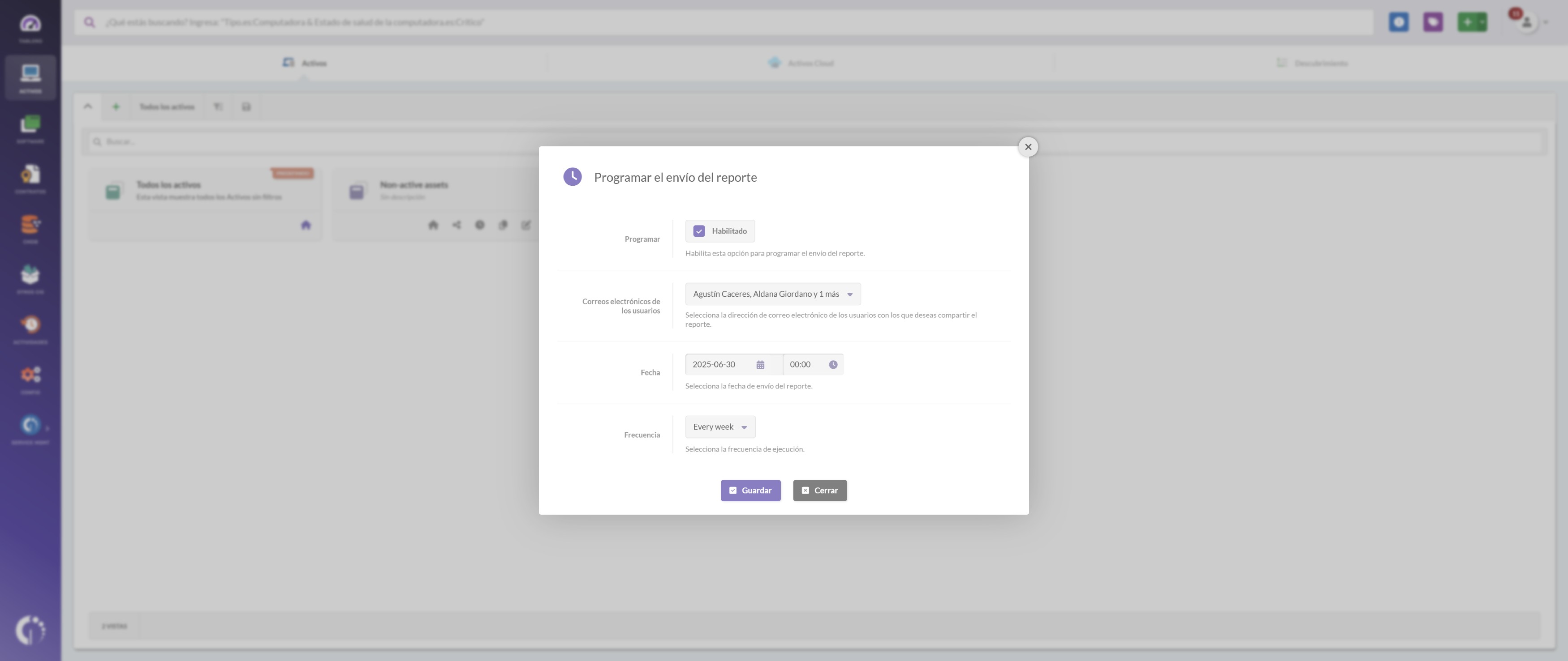 Captura de pantalla de la ventana de programación de informes en InvGate Asset Management con selección de correos electrónicos, fecha y frecuencia para un informe de optimización de costos de IT.