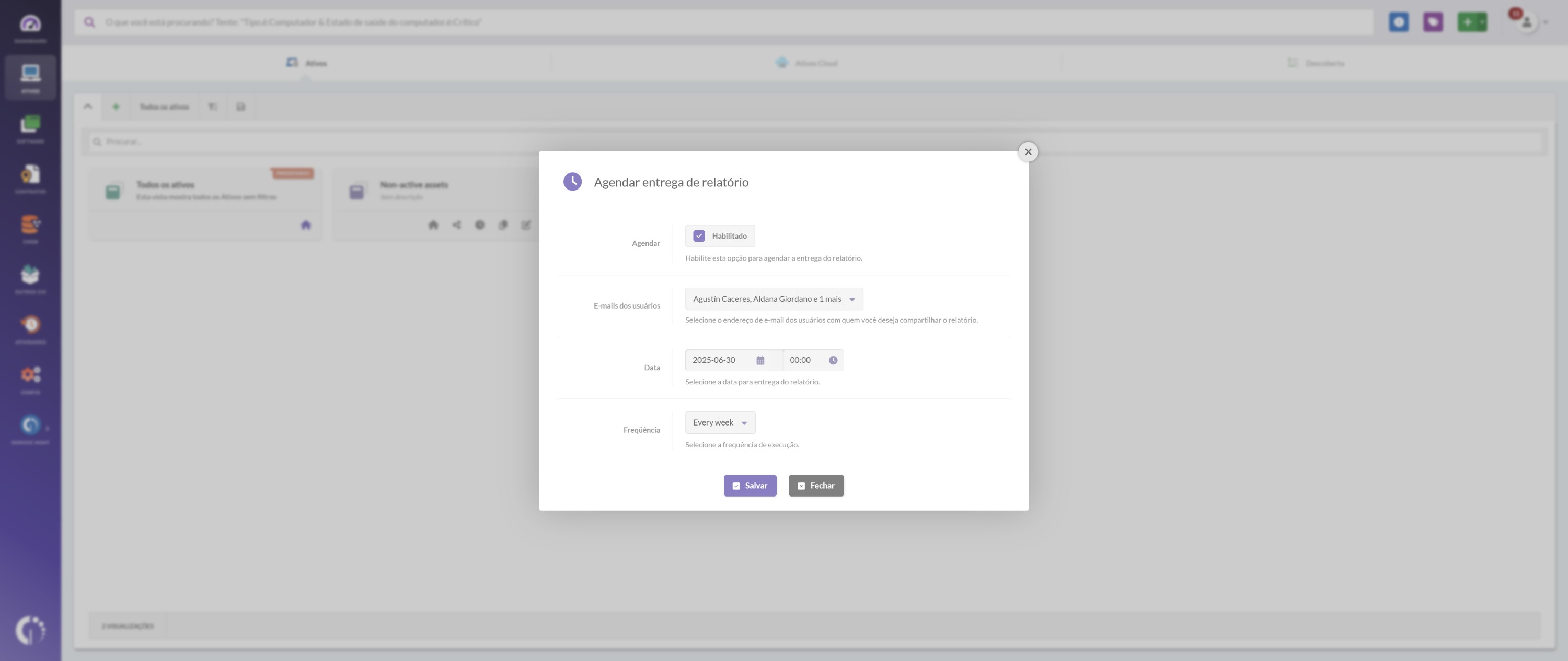 Captura de tela da janela de agendamento de relatórios no InvGate Asset Management com seleção de e-mails, data e frequência para um relatório de otimização de custos de TI.