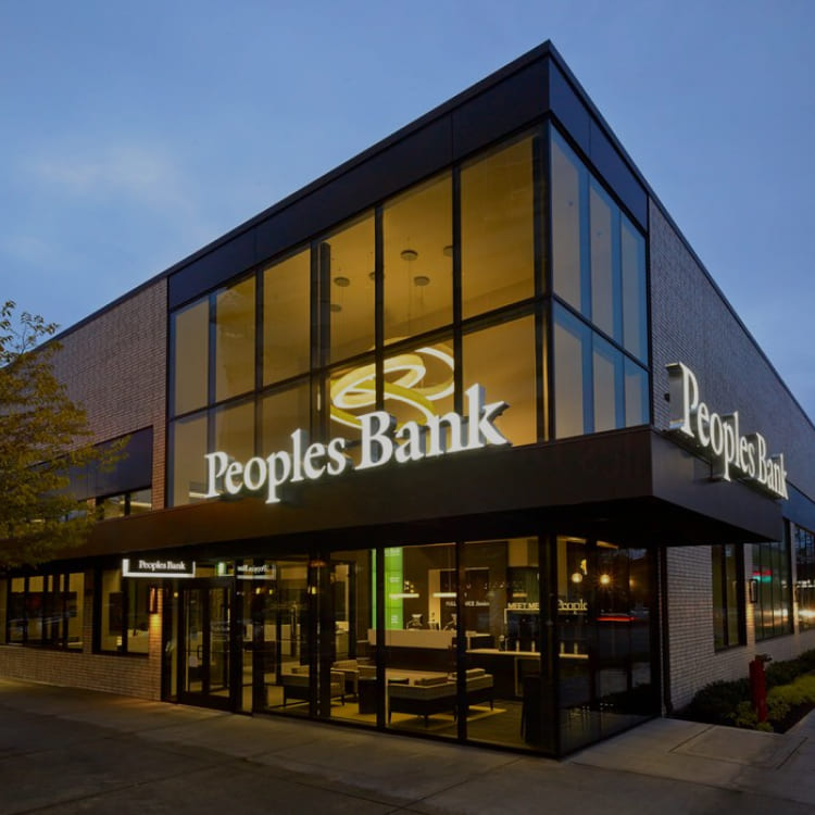 Escritório do Peoples Bank exibindo seu logotipo