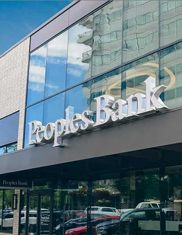 Escritório do Peoples Bank exibindo seu logotipo