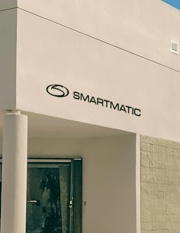 Escritório da Smartmatic exibindo seu logotipo