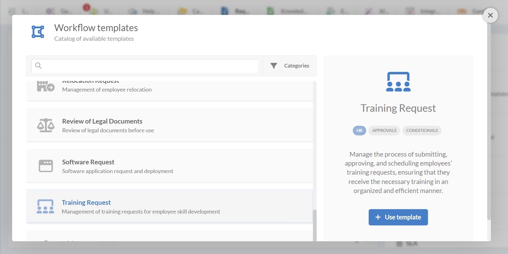 Captura de tela do menu de modelos de fluxo de trabalho no InvGate Service Management com a solicitação de treinamento selecionada.