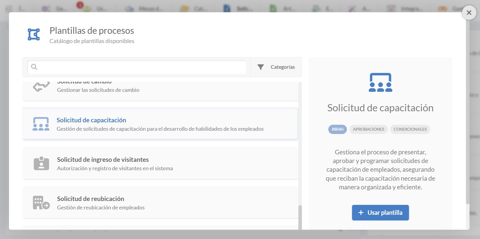 Captura de pantalla del menú de plantillas de procesos en InvGate Service Management con la opción de solicitud de capacitación seleccionada.