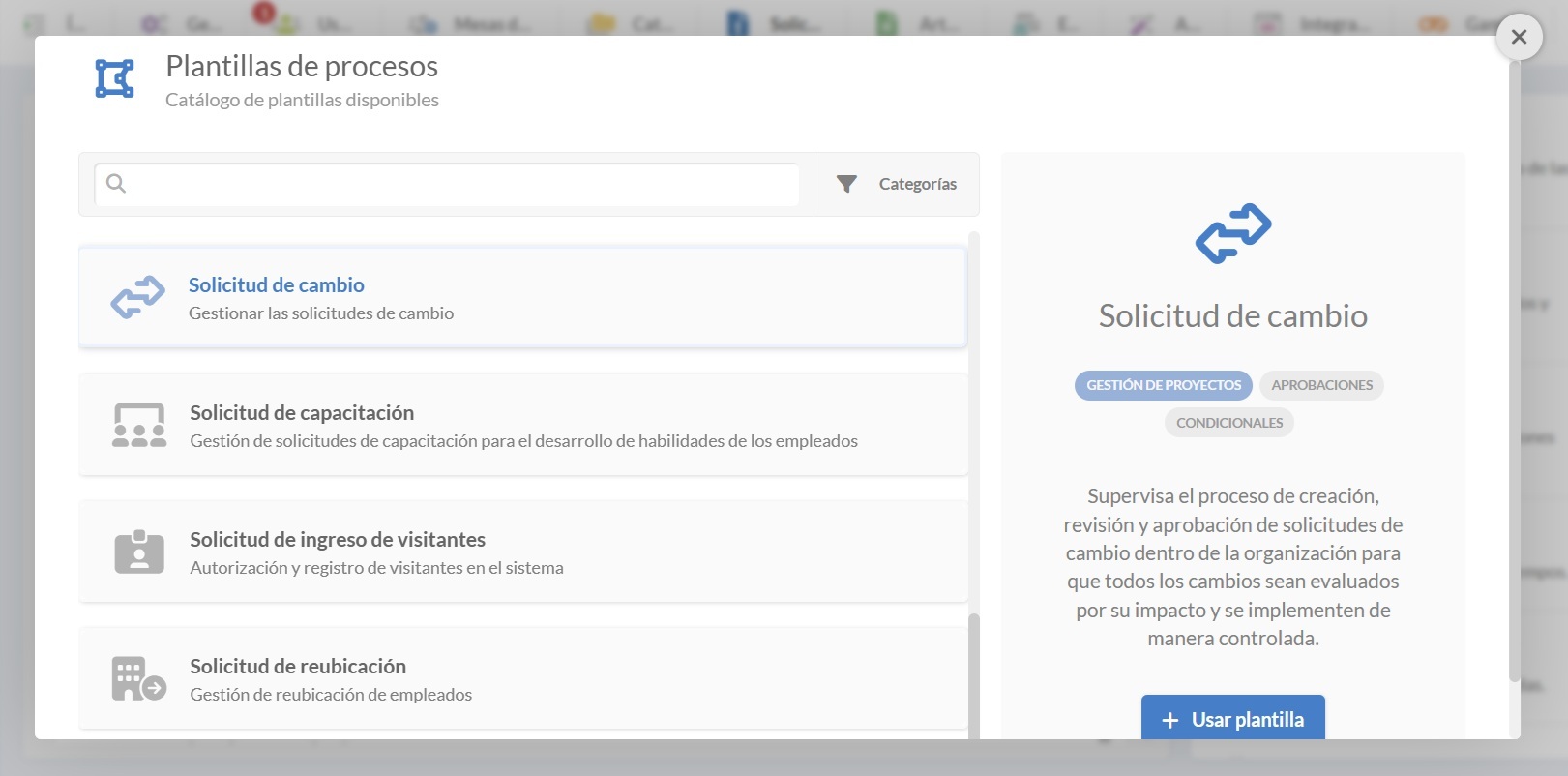 Captura de pantalla del menú de plantillas de procesos en InvGate Service Management con la plantilla de solicitud de cambios seleccionada.